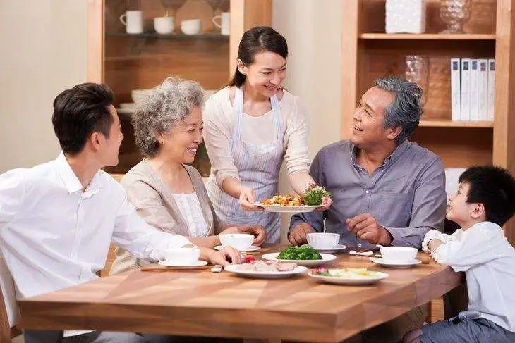 六个月宝宝饮食指南，如何合理掌握奶的摄入量